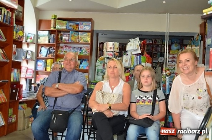 Zdjęcie w galerii na portalu naszraciborz.pl: Dorota Sumińska w Księgarni Sowa wiadomości z regionu