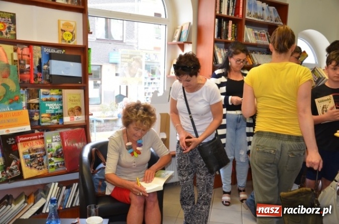 Zdjęcie w galerii na portalu naszraciborz.pl: Dorota Sumińska w Księgarni Sowa wiadomości z regionu