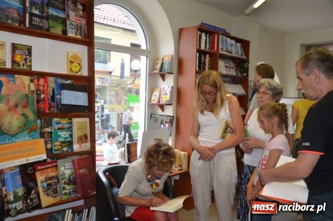 Zdjęcie w galerii na portalu naszraciborz.pl: Dorota Sumińska w Księgarni Sowa wiadomości z regionu