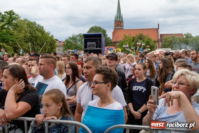Zdjęcie w galerii na portalu naszraciborz.pl: BRACIA i gościnnie Krzysztof Cugowski na finał Dni Raciborza 2016 FOTO wiadomości z regionu