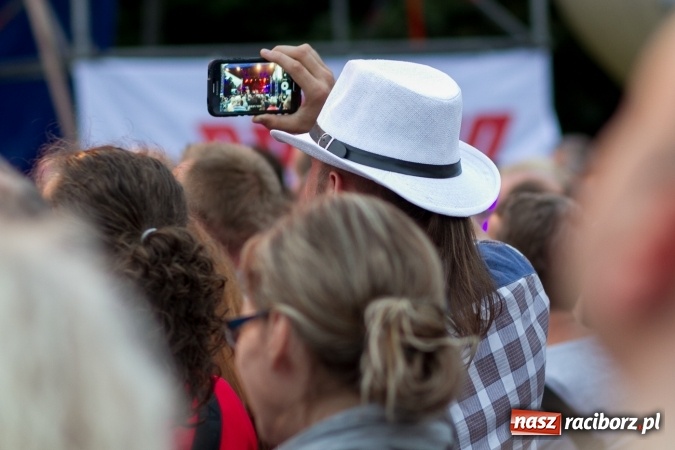 Zdjęcie w galerii na portalu naszraciborz.pl: BRACIA i gościnnie Krzysztof Cugowski na finał Dni Raciborza 2016 FOTO wiadomości z regionu
