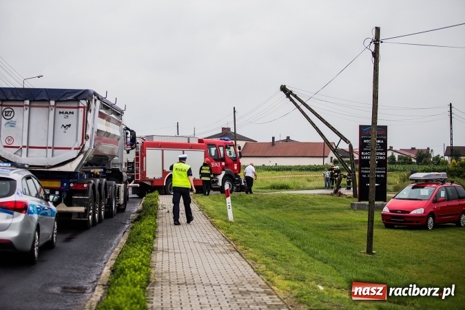 Zdjęcie w galerii na portalu naszraciborz.pl: Volkswagen wypadł z drogi i staranował słup energetyczny w Bieńkowicach. Kierowca za mocno depnął pedał gazu FOTO wiadomości z regionu