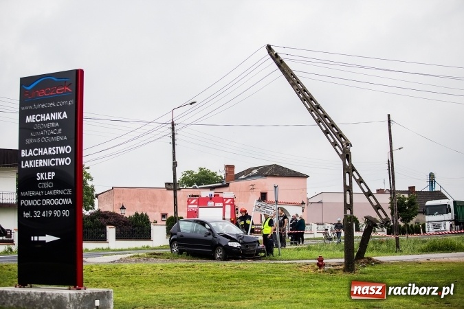 Zdjęcie w galerii na portalu naszraciborz.pl: Volkswagen wypadł z drogi i staranował słup energetyczny w Bieńkowicach. Kierowca za mocno depnął pedał gazu FOTO wiadomości z regionu