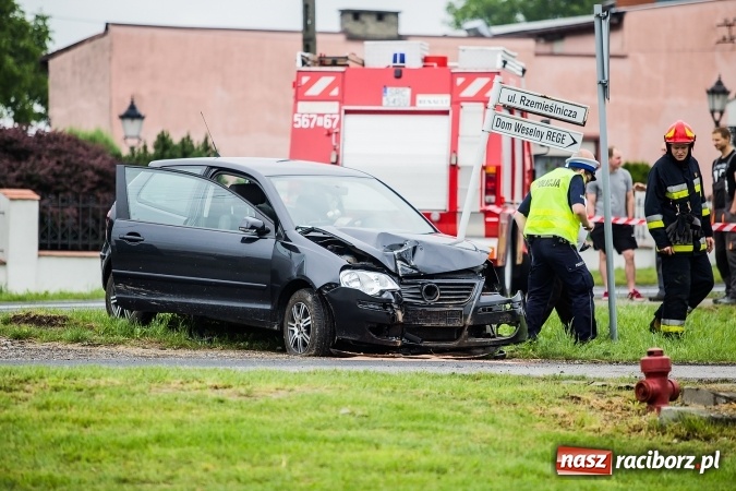 Zdjęcie w galerii na portalu naszraciborz.pl: Volkswagen wypadł z drogi i staranował słup energetyczny w Bieńkowicach. Kierowca za mocno depnął pedał gazu FOTO wiadomości z regionu
