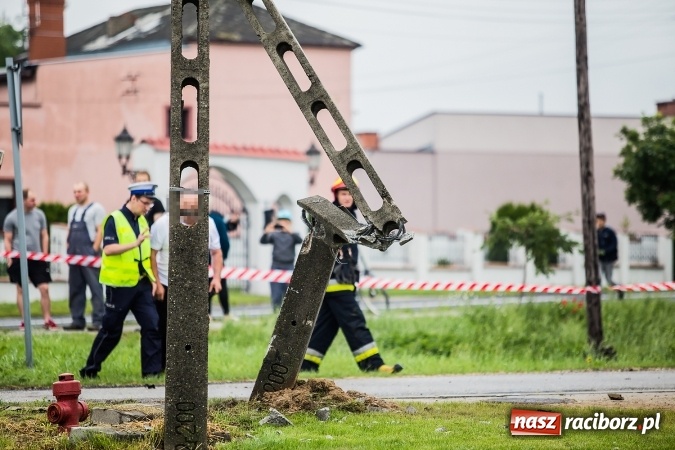 Zdjęcie w galerii na portalu naszraciborz.pl: Volkswagen wypadł z drogi i staranował słup energetyczny w Bieńkowicach. Kierowca za mocno depnął pedał gazu FOTO wiadomości z regionu
