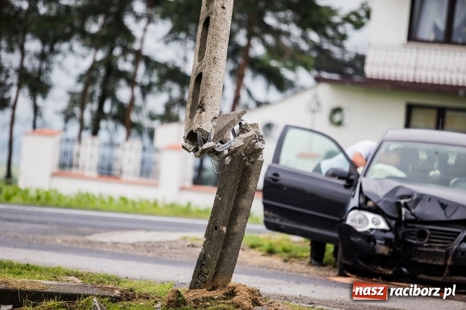 Zdjęcie w galerii na portalu naszraciborz.pl: Volkswagen wypadł z drogi i staranował słup energetyczny w Bieńkowicach. Kierowca za mocno depnął pedał gazu FOTO wiadomości z regionu
