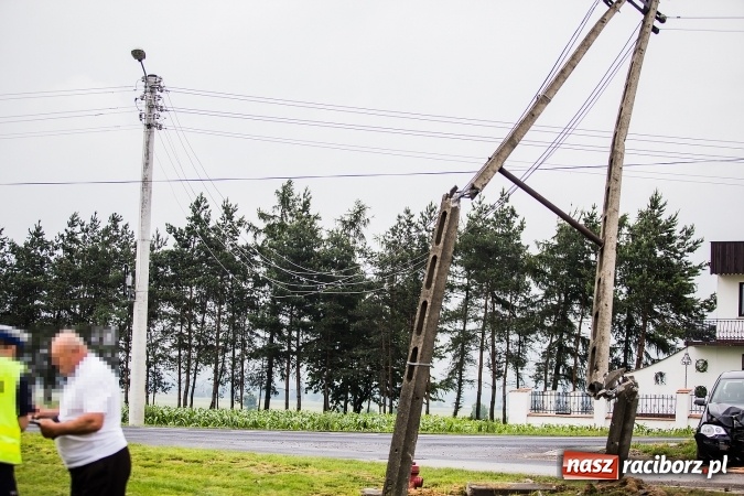 Zdjęcie w galerii na portalu naszraciborz.pl: Volkswagen wypadł z drogi i staranował słup energetyczny w Bieńkowicach. Kierowca za mocno depnął pedał gazu FOTO wiadomości z regionu