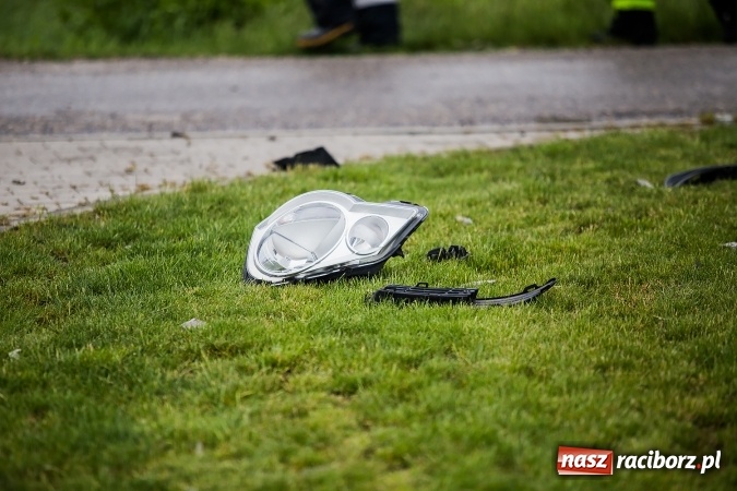 Zdjęcie w galerii na portalu naszraciborz.pl: Volkswagen wypadł z drogi i staranował słup energetyczny w Bieńkowicach. Kierowca za mocno depnął pedał gazu FOTO wiadomości z regionu