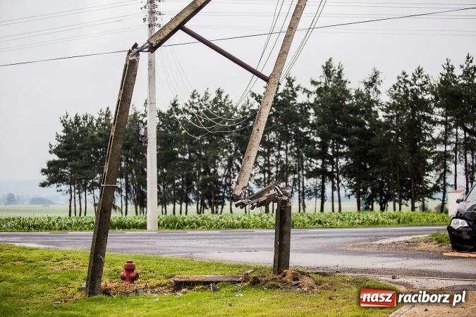 Zdjęcie w galerii na portalu naszraciborz.pl: Volkswagen wypadł z drogi i staranował słup energetyczny w Bieńkowicach. Kierowca za mocno depnął pedał gazu FOTO wiadomości z regionu