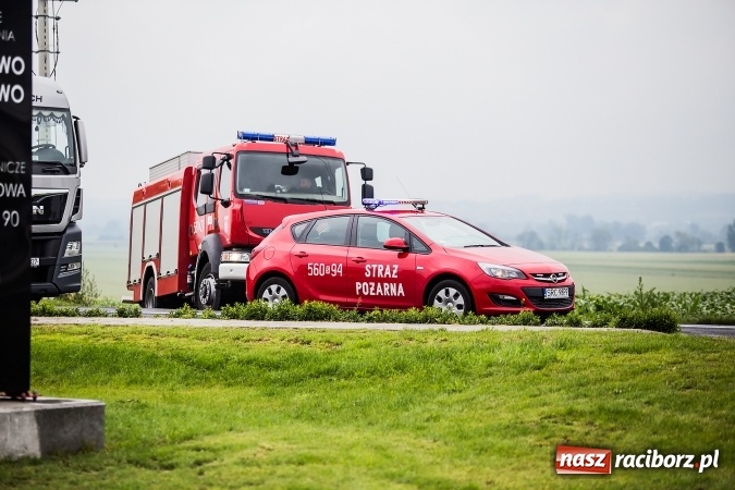 Zdjęcie w galerii na portalu naszraciborz.pl: Volkswagen wypadł z drogi i staranował słup energetyczny w Bieńkowicach. Kierowca za mocno depnął pedał gazu FOTO wiadomości z regionu