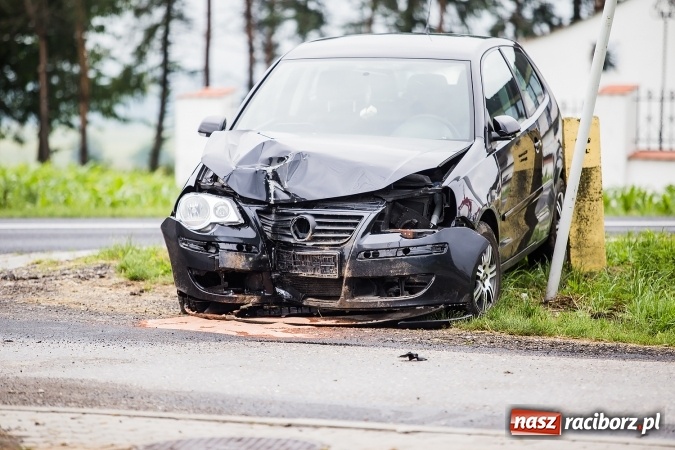 Zdjęcie w galerii na portalu naszraciborz.pl: Volkswagen wypadł z drogi i staranował słup energetyczny w Bieńkowicach. Kierowca za mocno depnął pedał gazu FOTO wiadomości z regionu