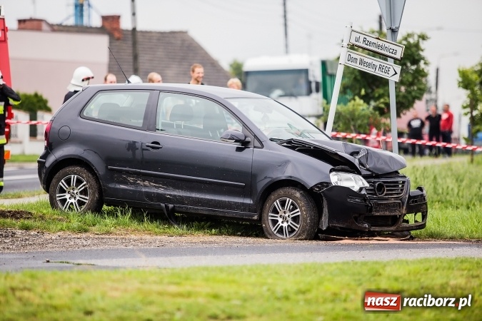 Zdjęcie w galerii na portalu naszraciborz.pl: Volkswagen wypadł z drogi i staranował słup energetyczny w Bieńkowicach. Kierowca za mocno depnął pedał gazu FOTO wiadomości z regionu