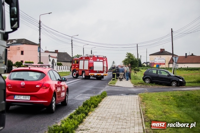 Zdjęcie w galerii na portalu naszraciborz.pl: Volkswagen wypadł z drogi i staranował słup energetyczny w Bieńkowicach. Kierowca za mocno depnął pedał gazu FOTO wiadomości z regionu