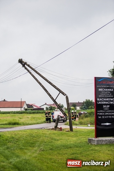 Zdjęcie w galerii na portalu naszraciborz.pl: Volkswagen wypadł z drogi i staranował słup energetyczny w Bieńkowicach. Kierowca za mocno depnął pedał gazu FOTO wiadomości z regionu