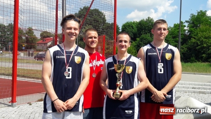 Zdjęcie w galerii na portalu naszraciborz.pl: Koszykarze I LO wicemistrzami województwa śląskiego  wiadomości z regionu