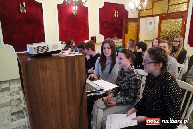 Zdjęcie w galerii na portalu naszraciborz.pl: Finansoaktywni. Misja: Budżet - debata w Kuźni Raciborskiej w ramach projektu edukacyjnego wiadomości z regionu