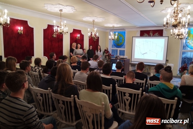 Zdjęcie w galerii na portalu naszraciborz.pl: Finansoaktywni. Misja: Budżet - debata w Kuźni Raciborskiej w ramach projektu edukacyjnego wiadomości z regionu