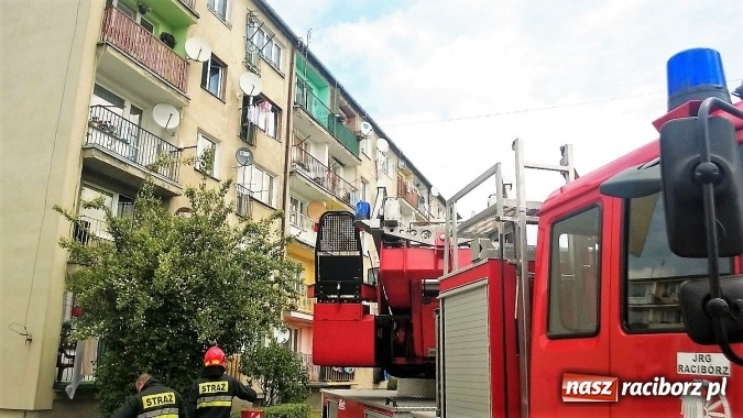 Zdjęcie w galerii na portalu naszraciborz.pl: Pożar mieszkania przy ul. Krasickiego w Kuźni Raciborskiej  wiadomości z regionu