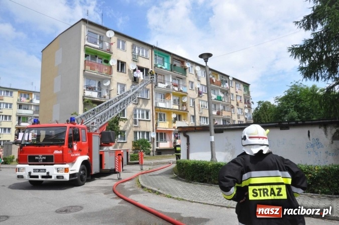 Zdjęcie w galerii na portalu naszraciborz.pl: Pożar mieszkania przy ul. Krasickiego w Kuźni Raciborskiej  wiadomości z regionu