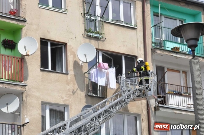 Zdjęcie w galerii na portalu naszraciborz.pl: Pożar mieszkania przy ul. Krasickiego w Kuźni Raciborskiej  wiadomości z regionu