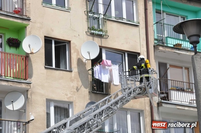 Zdjęcie w galerii na portalu naszraciborz.pl: Pożar mieszkania przy ul. Krasickiego w Kuźni Raciborskiej  wiadomości z regionu