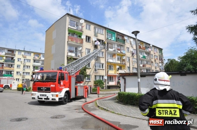 Zdjęcie w galerii na portalu naszraciborz.pl: Pożar mieszkania przy ul. Krasickiego w Kuźni Raciborskiej  wiadomości z regionu