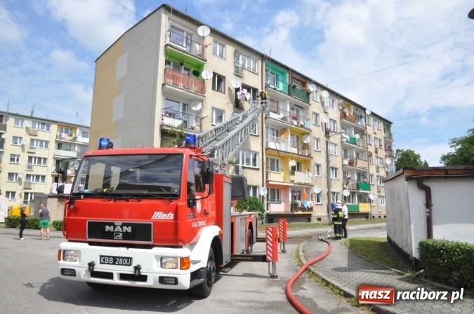 Zdjęcie w galerii na portalu naszraciborz.pl: Pożar mieszkania przy ul. Krasickiego w Kuźni Raciborskiej  wiadomości z regionu