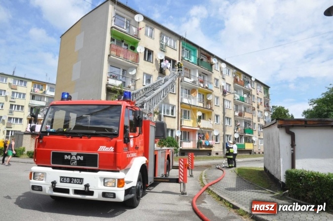 Zdjęcie w galerii na portalu naszraciborz.pl: Pożar mieszkania przy ul. Krasickiego w Kuźni Raciborskiej  wiadomości z regionu