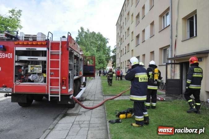 Zdjęcie w galerii na portalu naszraciborz.pl: Pożar mieszkania przy ul. Krasickiego w Kuźni Raciborskiej  wiadomości z regionu