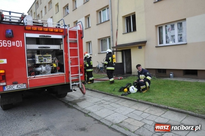 Zdjęcie w galerii na portalu naszraciborz.pl: Pożar mieszkania przy ul. Krasickiego w Kuźni Raciborskiej  wiadomości z regionu