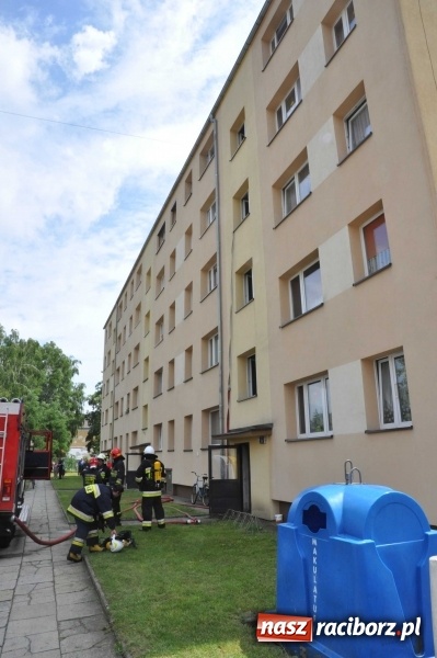 Zdjęcie w galerii na portalu naszraciborz.pl: Pożar mieszkania przy ul. Krasickiego w Kuźni Raciborskiej  wiadomości z regionu