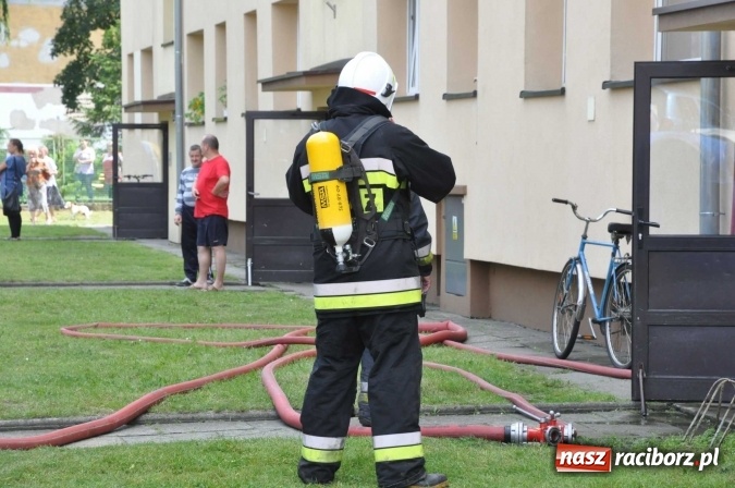 Zdjęcie w galerii na portalu naszraciborz.pl: Pożar mieszkania przy ul. Krasickiego w Kuźni Raciborskiej  wiadomości z regionu