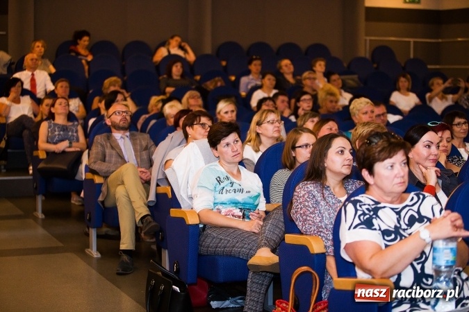 Zdjęcie w galerii na portalu naszraciborz.pl: Komunikacja pomiędzy osobami autystycznymi a neurotypowymi - konferencja w Domu Kultury Strzecha wiadomości z regionu