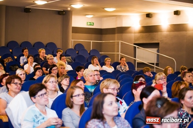 Zdjęcie w galerii na portalu naszraciborz.pl: Komunikacja pomiędzy osobami autystycznymi a neurotypowymi - konferencja w Domu Kultury Strzecha wiadomości z regionu