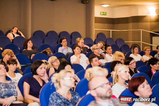 Zdjęcie w galerii na portalu naszraciborz.pl: Komunikacja pomiędzy osobami autystycznymi a neurotypowymi - konferencja w Domu Kultury Strzecha wiadomości z regionu
