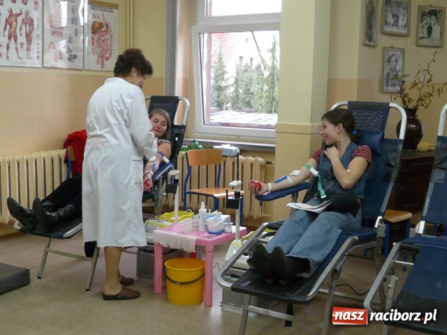 Zdjęcie w galerii na portalu naszraciborz.pl: Autobus Życia w raciborskim Medyku wiadomości z regionu