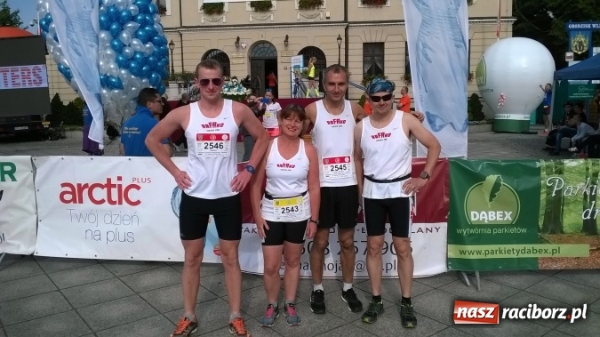 Zdjęcie w galerii na portalu naszraciborz.pl: Biegacze z Rafako na Grodziskim Półmaratonie Słowaka wiadomości z regionu