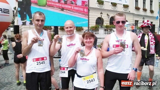 Zdjęcie w galerii na portalu naszraciborz.pl: Biegacze z Rafako na Grodziskim Półmaratonie Słowaka wiadomości z regionu