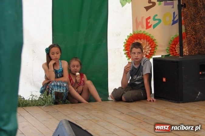 Zdjęcie w galerii na portalu naszraciborz.pl: Irrealis i Miraż gośćmi wieczoru na festynie szkolnym wiadomości z regionu