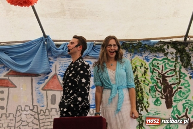 Zdjęcie w galerii na portalu naszraciborz.pl: Irrealis i Miraż gośćmi wieczoru na festynie szkolnym wiadomości z regionu