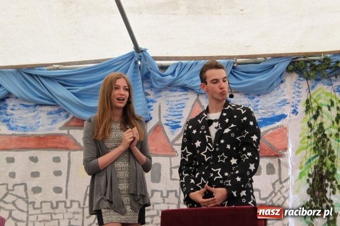 Zdjęcie w galerii na portalu naszraciborz.pl: Irrealis i Miraż gośćmi wieczoru na festynie szkolnym wiadomości z regionu