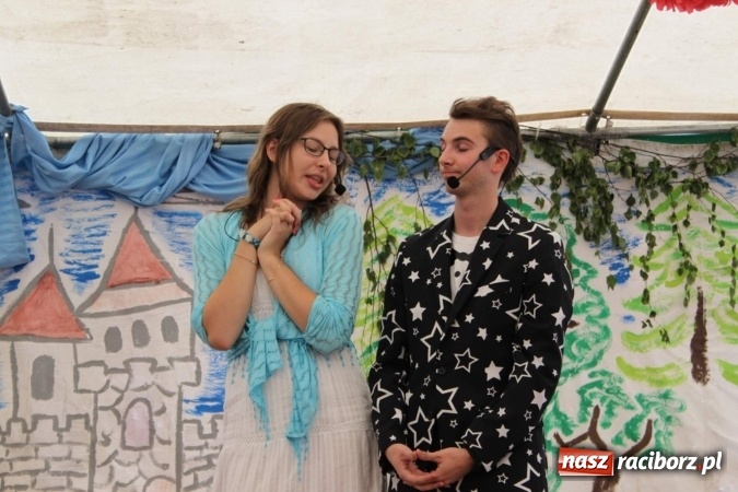 Zdjęcie w galerii na portalu naszraciborz.pl: Irrealis i Miraż gośćmi wieczoru na festynie szkolnym wiadomości z regionu