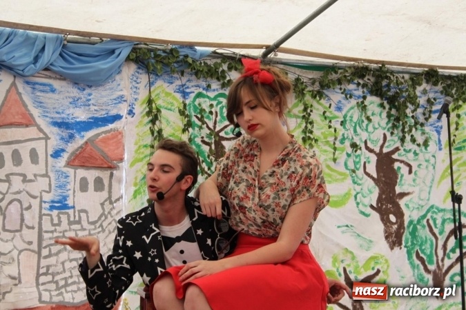 Zdjęcie w galerii na portalu naszraciborz.pl: Irrealis i Miraż gośćmi wieczoru na festynie szkolnym wiadomości z regionu