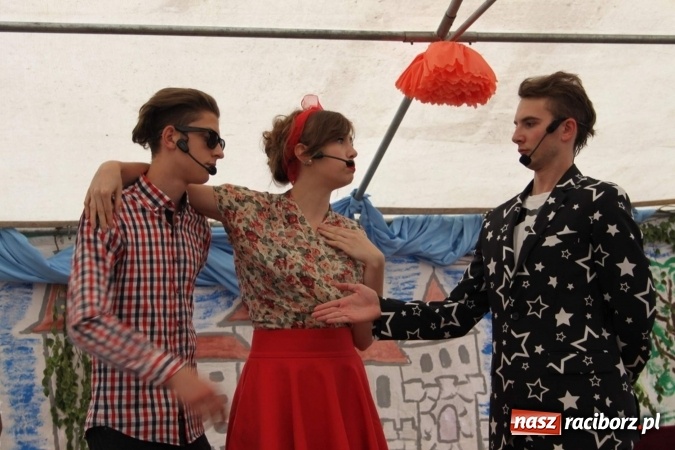 Zdjęcie w galerii na portalu naszraciborz.pl: Irrealis i Miraż gośćmi wieczoru na festynie szkolnym wiadomości z regionu