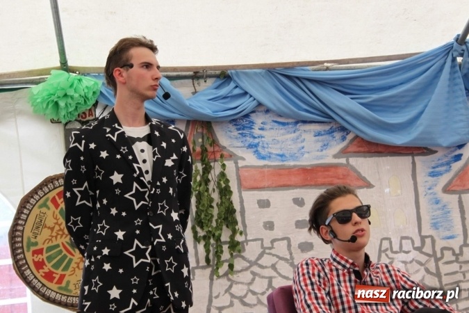 Zdjęcie w galerii na portalu naszraciborz.pl: Irrealis i Miraż gośćmi wieczoru na festynie szkolnym wiadomości z regionu