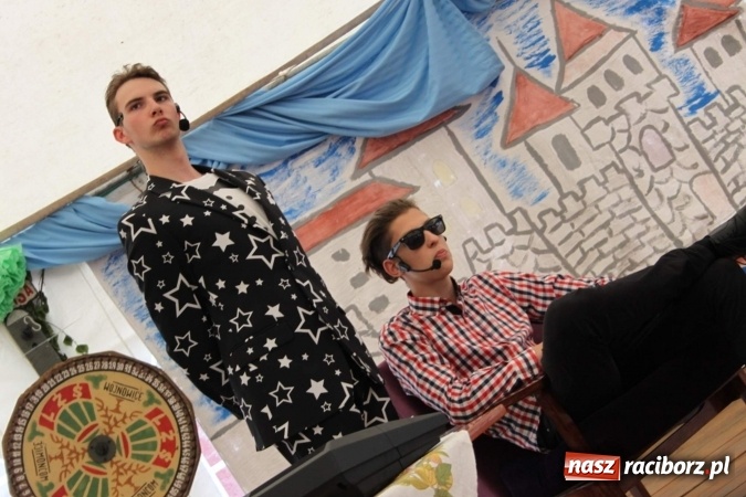 Zdjęcie w galerii na portalu naszraciborz.pl: Irrealis i Miraż gośćmi wieczoru na festynie szkolnym wiadomości z regionu