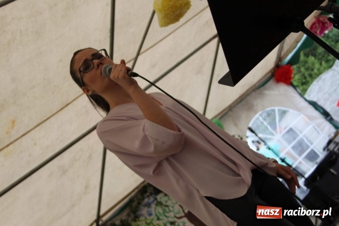 Zdjęcie w galerii na portalu naszraciborz.pl: Irrealis i Miraż gośćmi wieczoru na festynie szkolnym wiadomości z regionu