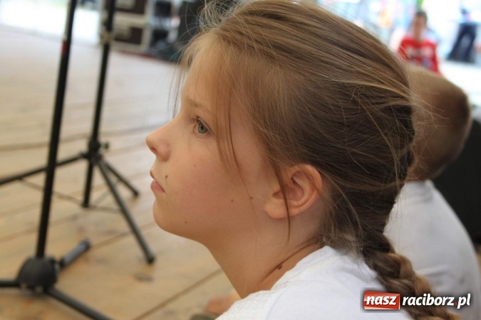 Zdjęcie w galerii na portalu naszraciborz.pl: Irrealis i Miraż gośćmi wieczoru na festynie szkolnym wiadomości z regionu