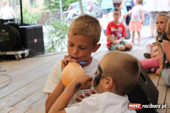 Zdjęcie w galerii na portalu naszraciborz.pl: Irrealis i Miraż gośćmi wieczoru na festynie szkolnym wiadomości z regionu