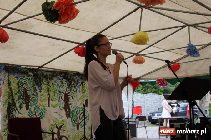 Zdjęcie w galerii na portalu naszraciborz.pl: Irrealis i Miraż gośćmi wieczoru na festynie szkolnym wiadomości z regionu